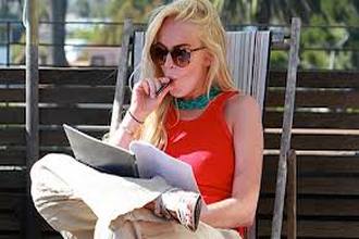 Lindsay Lohan is az elektromos cigarettát választotta
